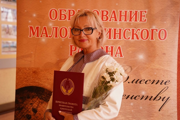 Поздравляем педагогов МОУ СОШ с. Пугачёво с заслуженными наградами.