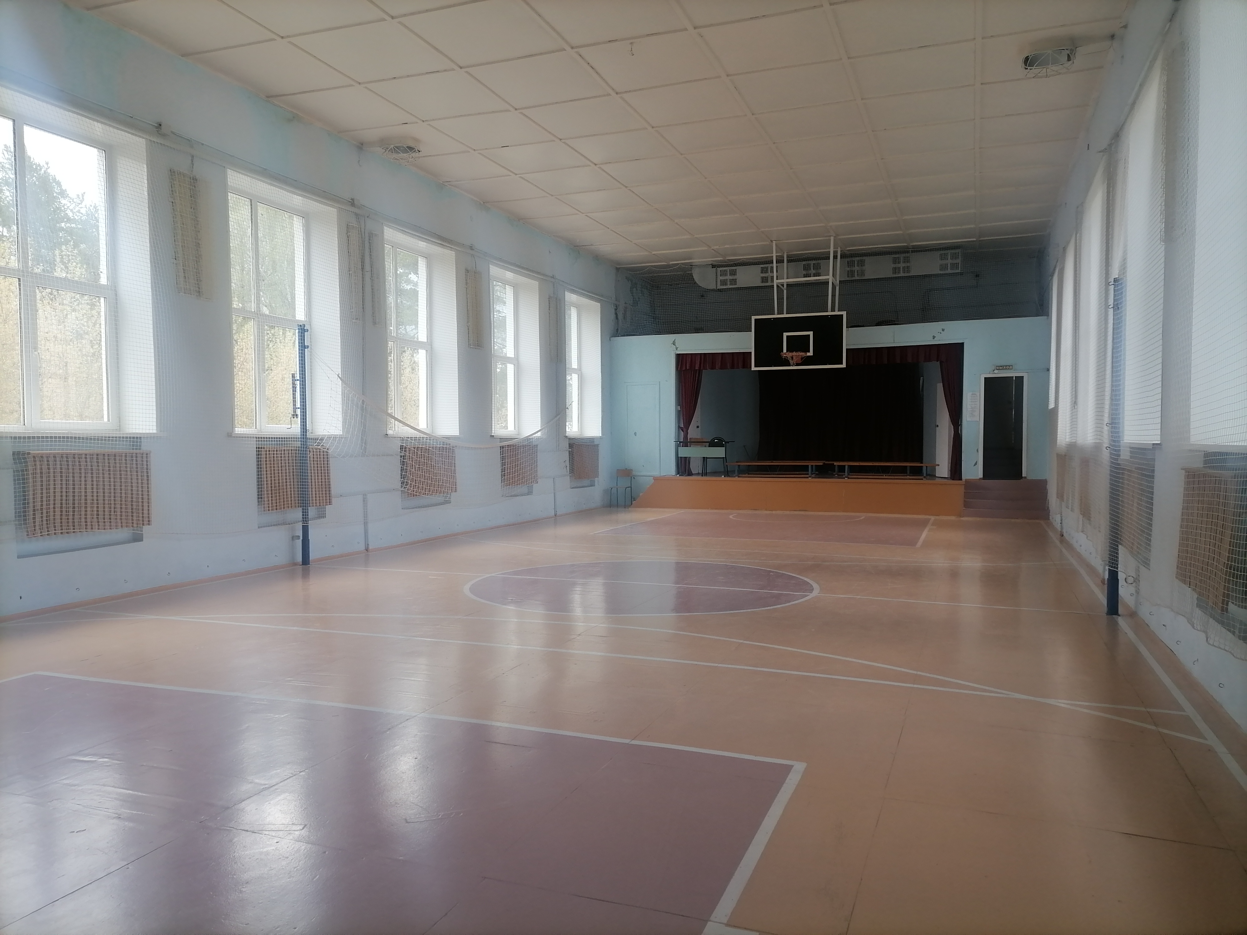 В спортзале проводятся занятия физкультурой и различные культурные и праздничные мероприятия